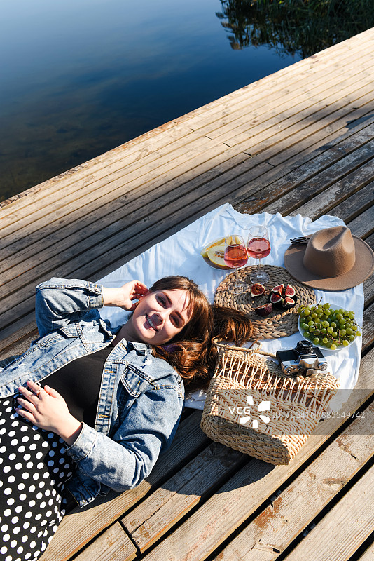 在野餐的美丽年轻女孩图片素材