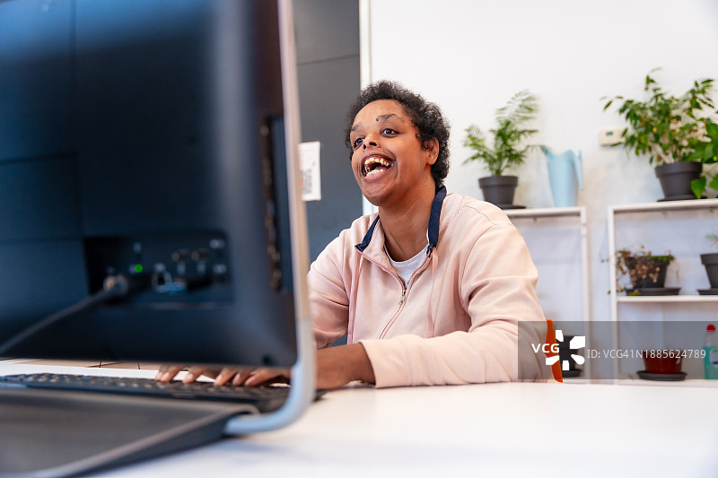 在电脑课堂上学习的智力障碍妇女图片素材