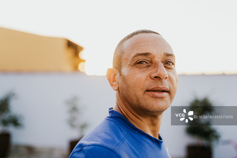 院子里的男人肖像图片素材