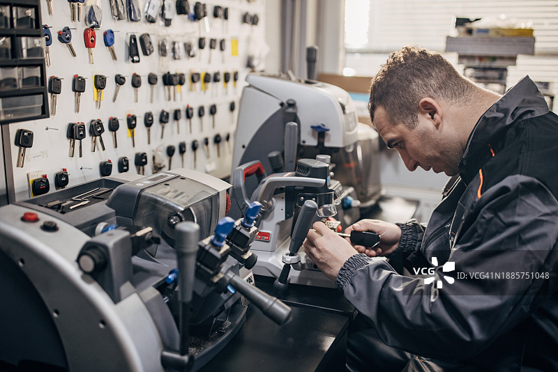 男人复制汽车钥匙图片素材