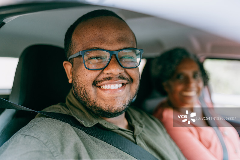 母亲和成年儿子乘车旅行图片素材