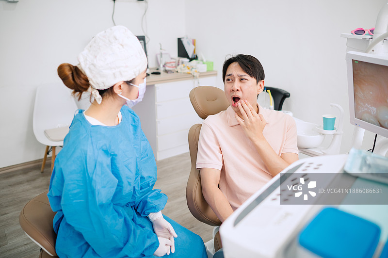 华人男子在牙医处牙痛图片素材