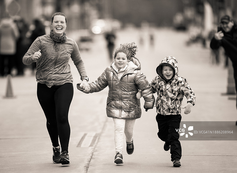 马拉松冲线庆祝时刻图片素材