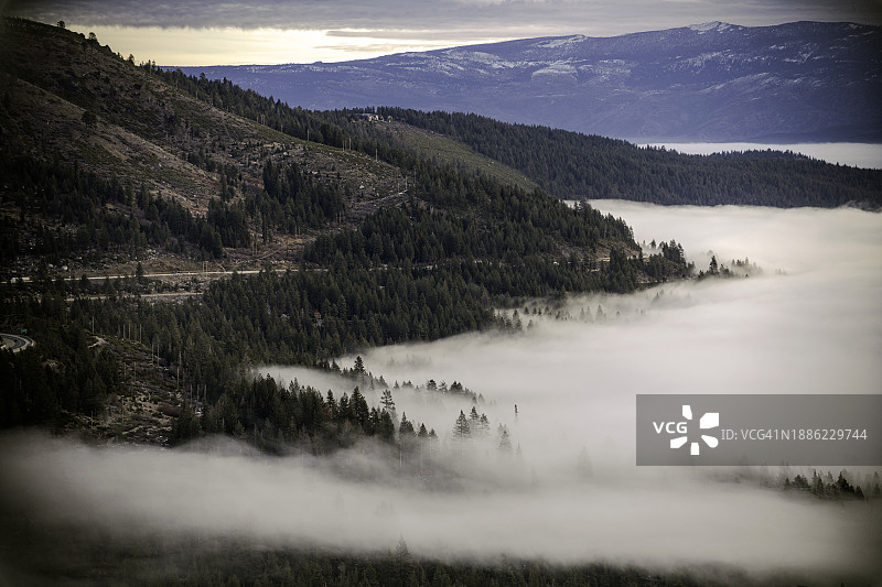 多纳湖的清晨薄雾图片素材