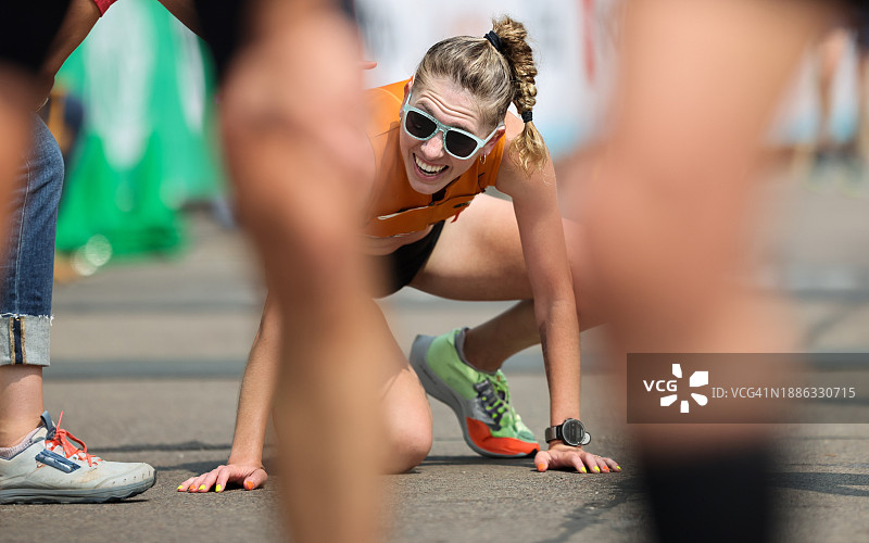 马拉松冲线庆祝时刻图片素材