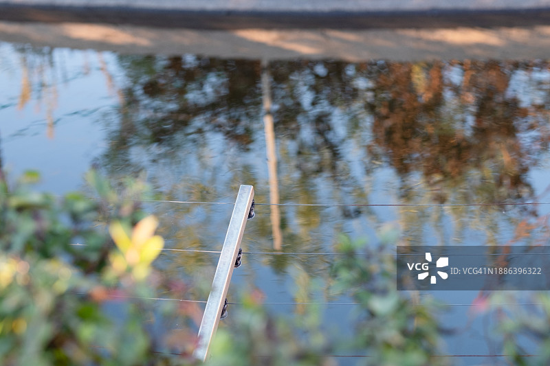 湖边栅栏上的电线图片素材