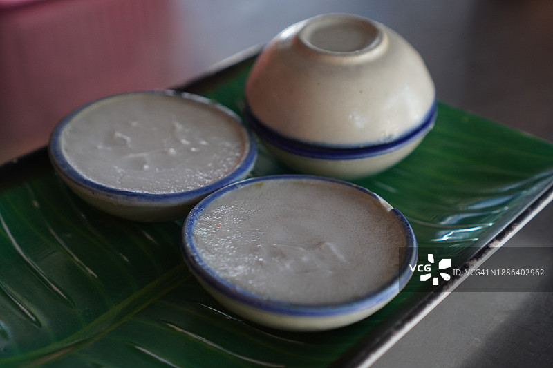 小瓷杯中的椰奶冻图片素材