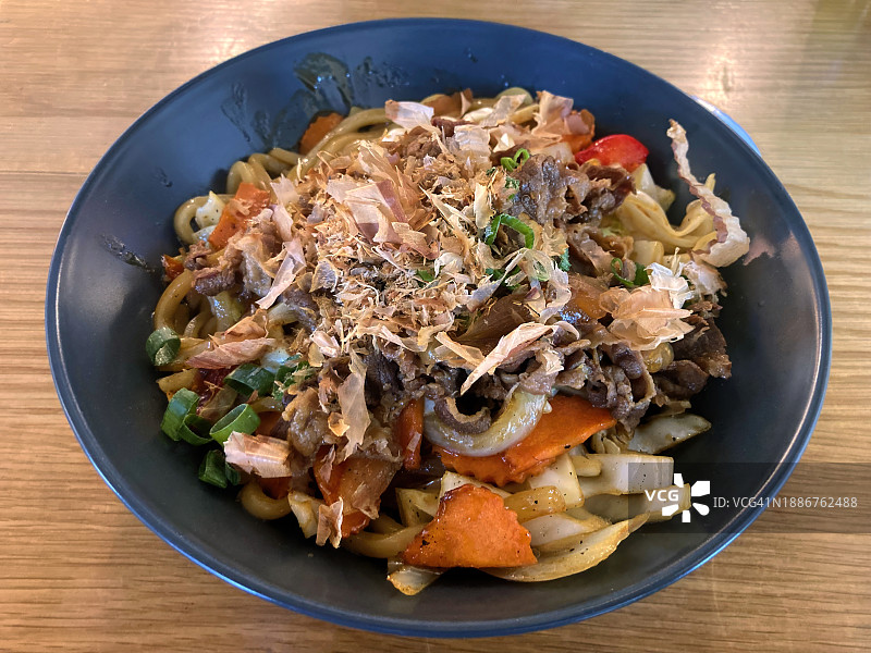 寿喜烧牛肉釡扬乌冬面配鲣鱼片图片素材