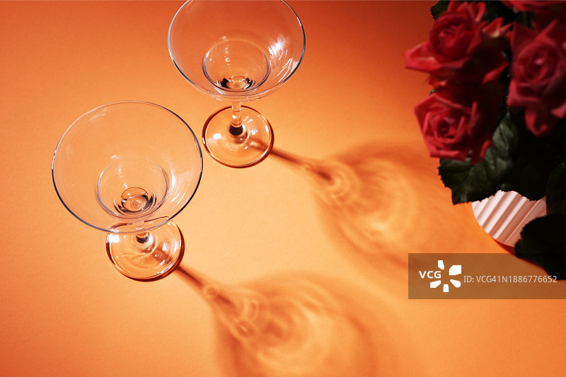 桃色背景上的两只香槟杯图片素材