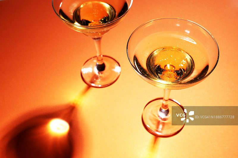 桃色背景上的两只香槟杯图片素材