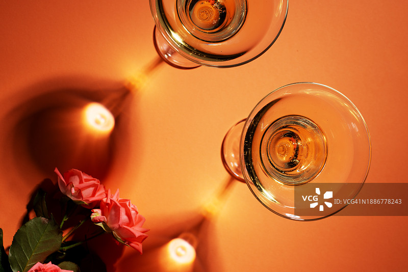 桃色背景上的两只香槟杯图片素材