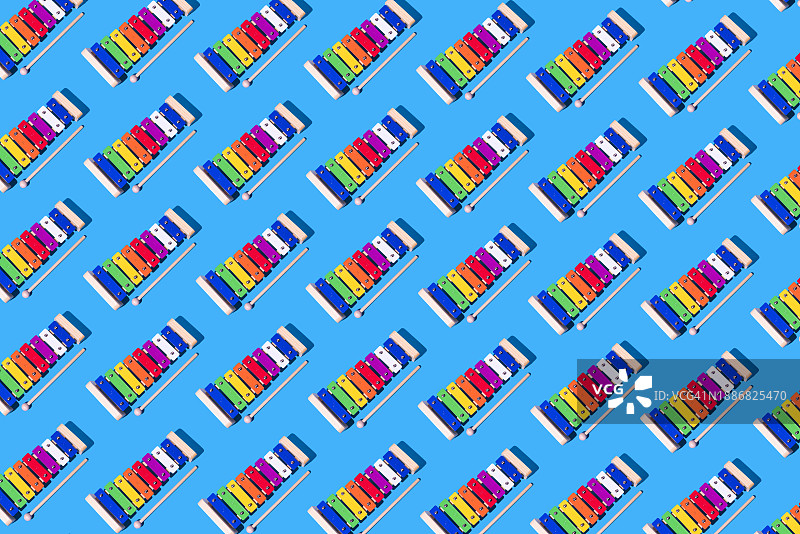 彩色木制木琴图案蓝色背景儿童音乐概念图片素材