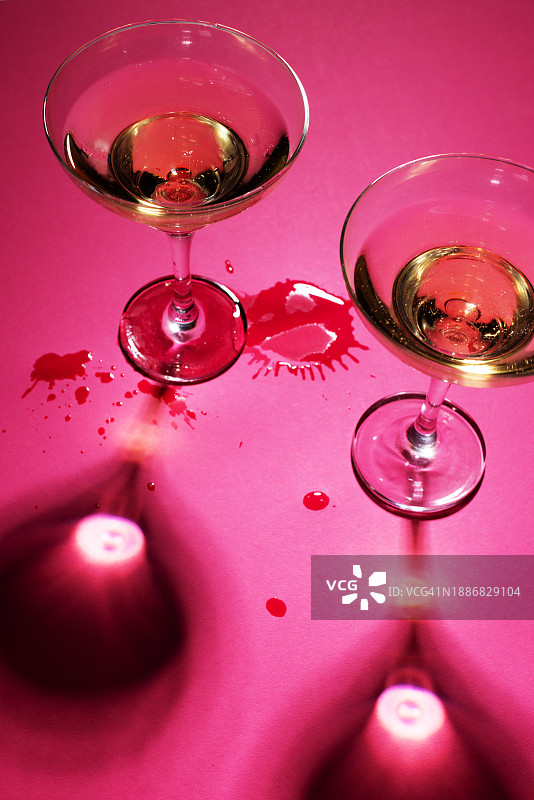 粉色背景上的两杯香槟图片素材
