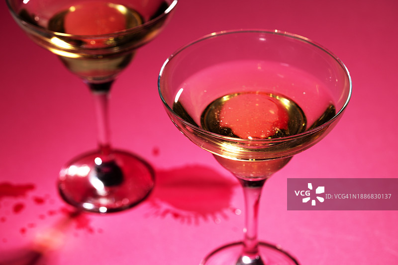 粉色背景上的两杯香槟图片素材