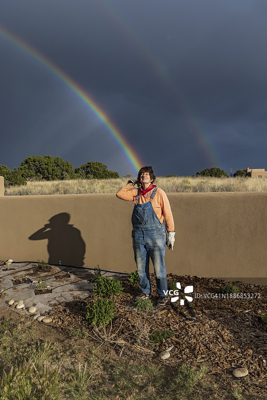 美国新墨西哥州圣菲市：花园中彩虹下的女子肖像图片素材