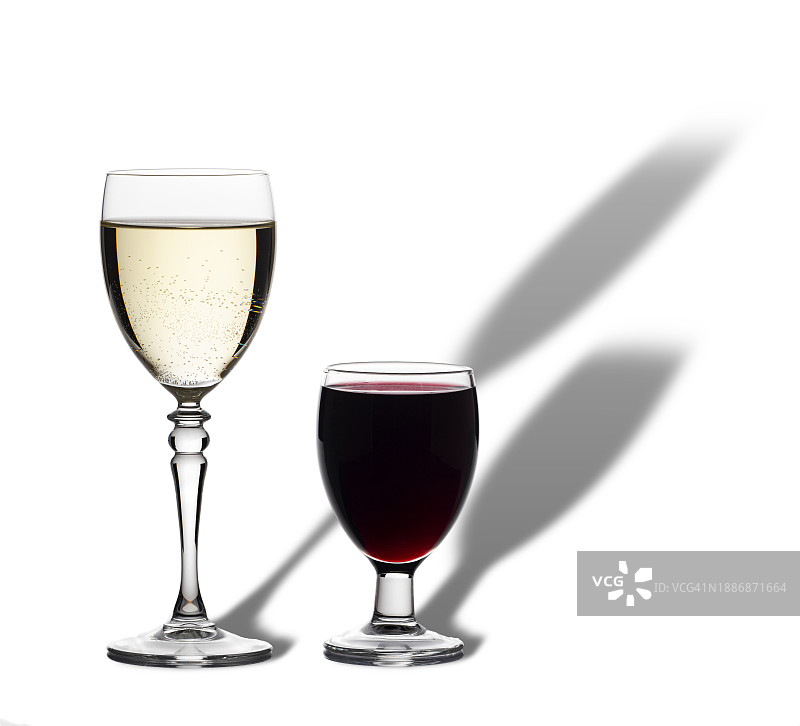 白色背景下的两杯红葡萄酒和白葡萄酒图片素材