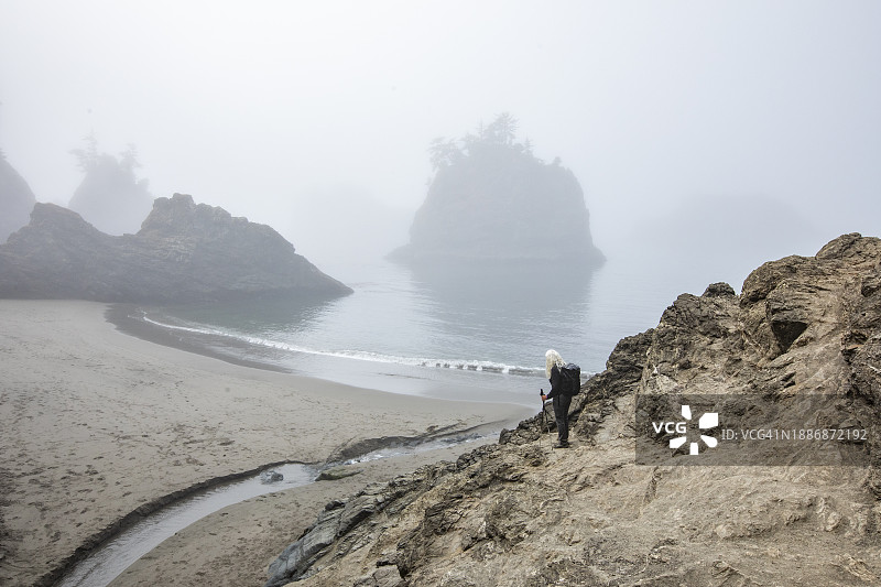 美国俄勒冈州布鲁金斯，站在沙丘上的年长妇女图片素材