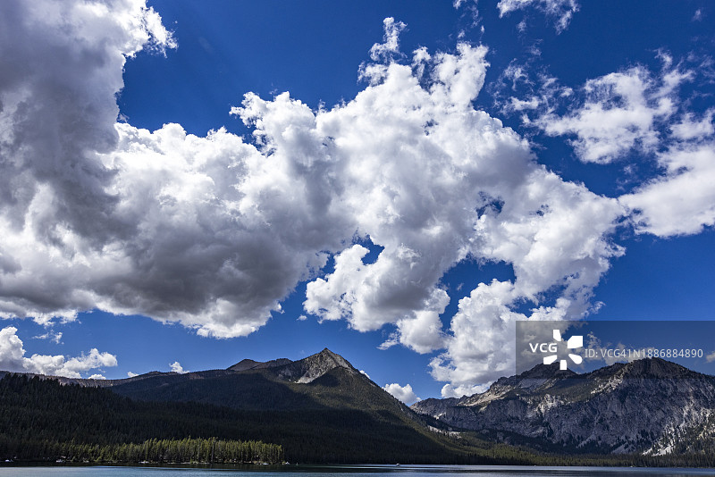 美国爱达荷州锯齿山脉佩蒂特湖上空的白云图片素材