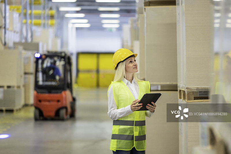 仓库检查员管理库存图片素材