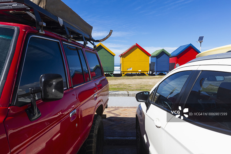 停在米森堡海滩附近的汽车图片素材