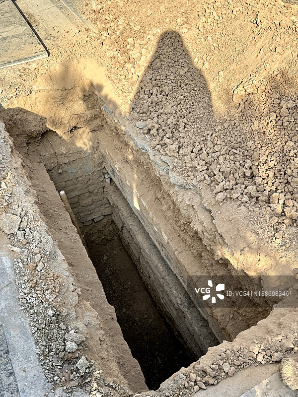 准备埋葬死者的坟墓图片素材