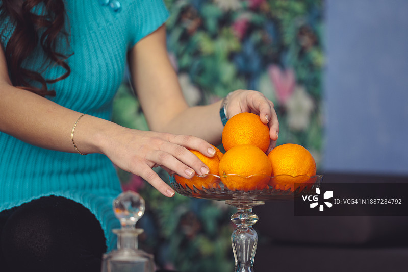 年轻女子在家图片素材