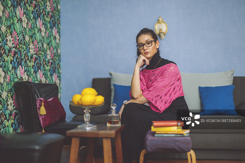 年轻女子在家图片素材