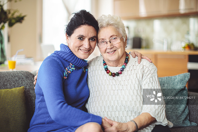 社工探访年长妇女图片素材