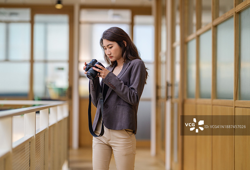 在工作室工作的年轻亚洲摄影师图片素材