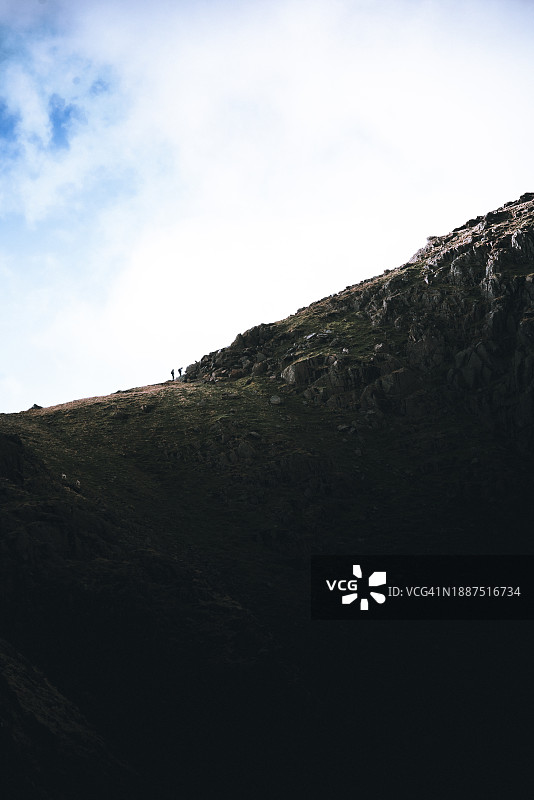 两个人攀登山坡图片素材