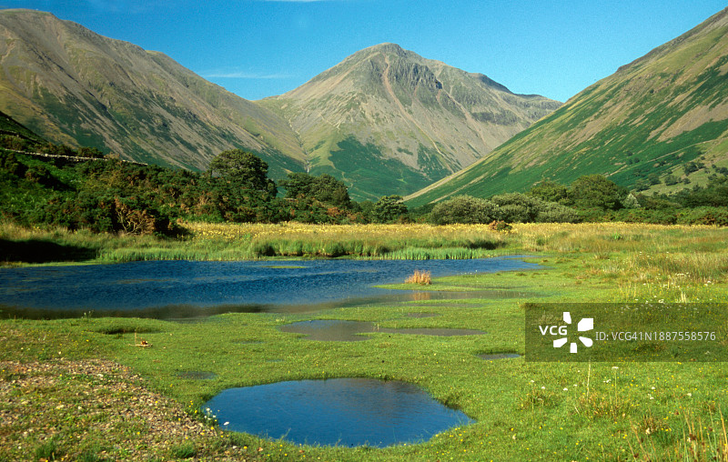 蓝色荒原水域风光图片素材