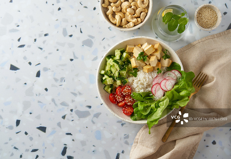 纯素蔬菜沙拉碗：米饭、豆腐、小番茄、黄瓜、萝卜、生菜图片素材