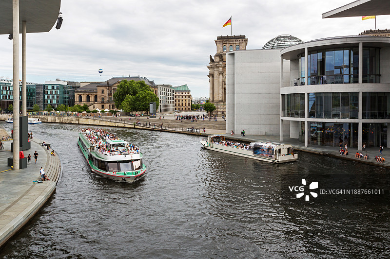 德国首都柏林施普雷河上的游船和游客图片素材
