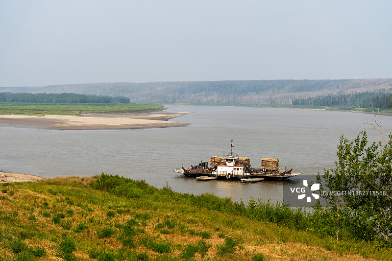 轮渡上的伐木卡车图片素材