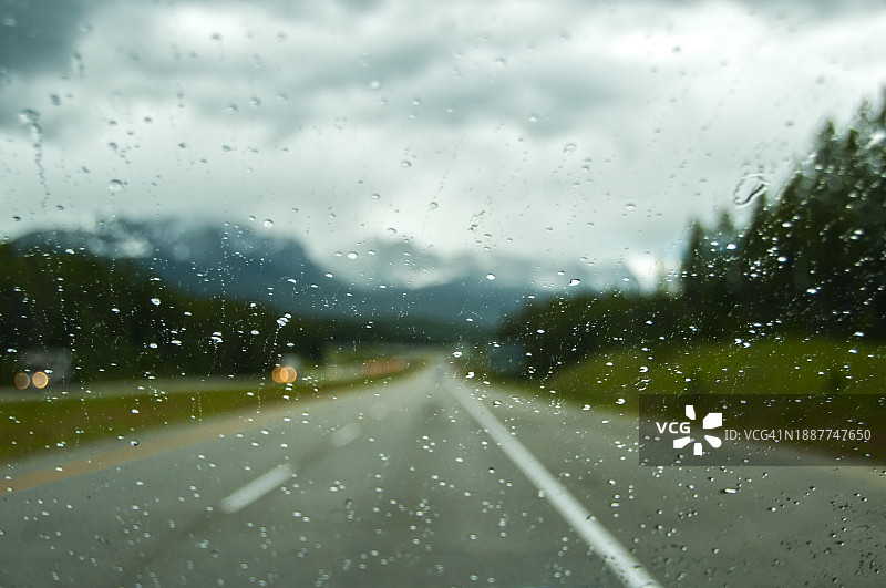 雨季潮湿的车窗特写镜头图片素材