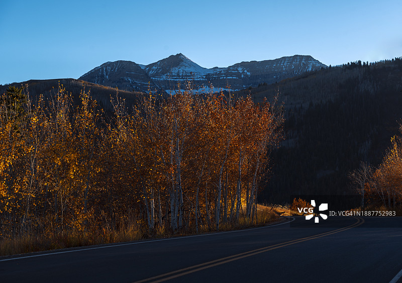 秋日山路午后图片素材