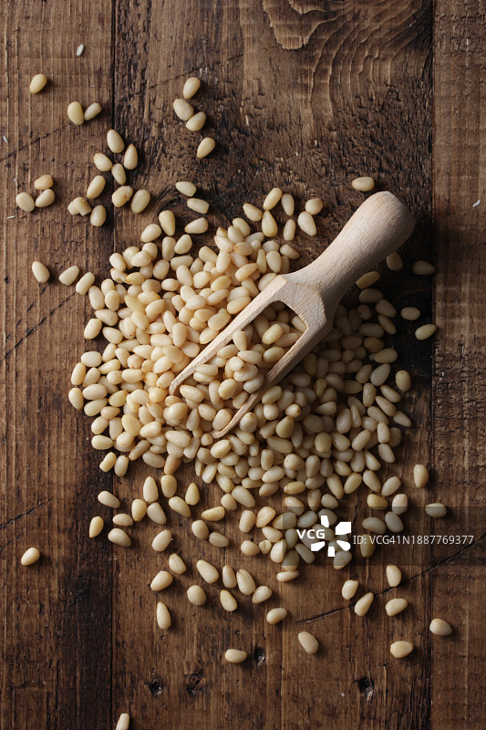 从桌子上的容器中洒出的豆子的俯视图图片素材