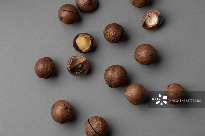 灰色背景上排列的烘焙咖啡豆高角度景观图片素材