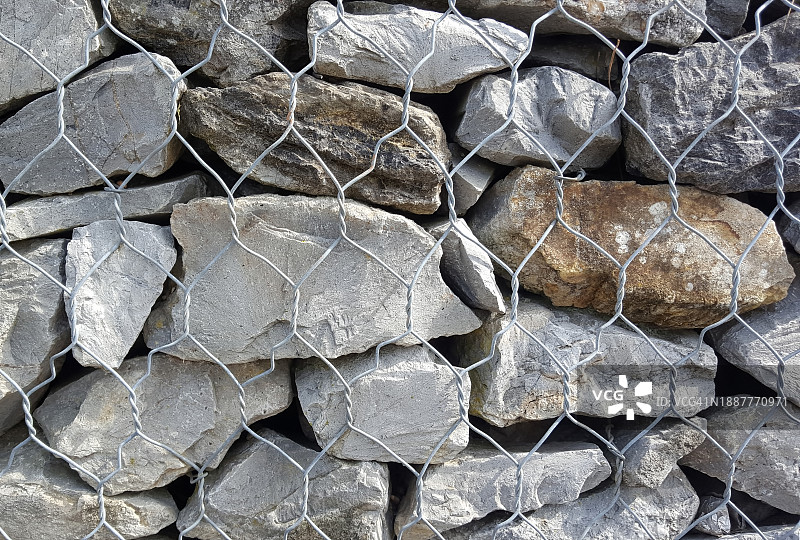 用金属丝包裹的石笼墙细节图片素材