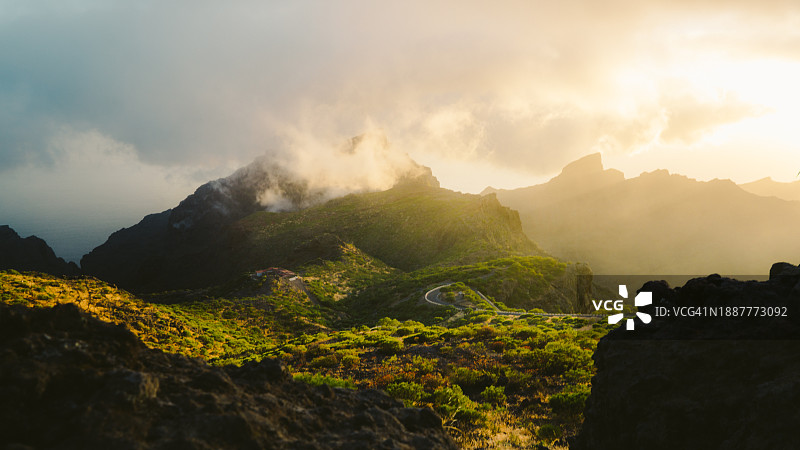 西班牙圣克鲁斯-德特内里费日落山景图片素材