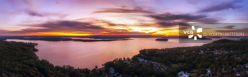 澳大利亚新南威尔士州鹈鹕日落时分的壮丽海景全景图片素材