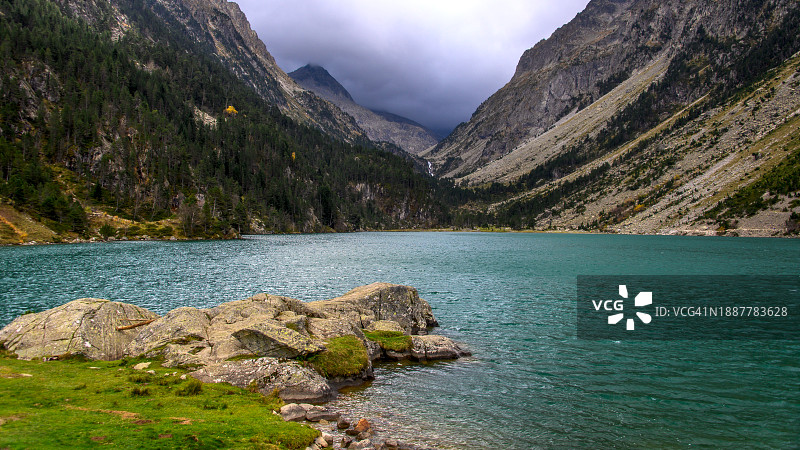 法国科特雷戈布湖的湖光山色美景图片素材
