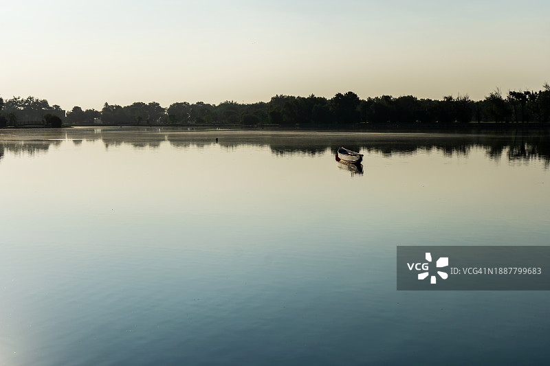平静的亨德森湖清晨图片素材