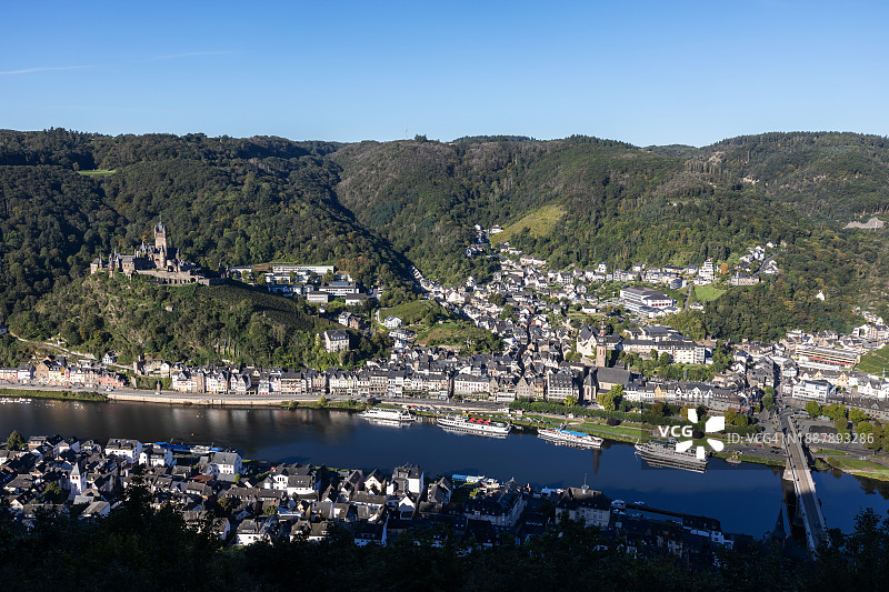 科赫姆老城和 Reichsburg 城堡鸟瞰 - 德国摩泽尔河谷图片素材