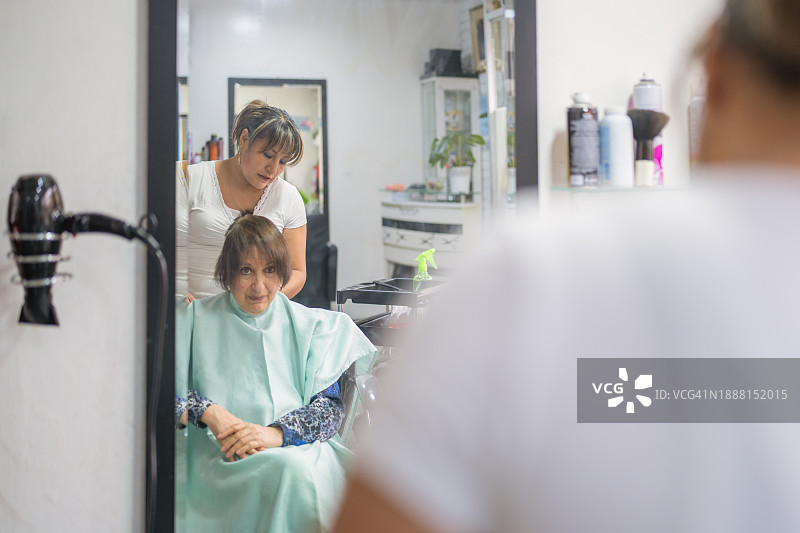 在理发店里的老妇人图片素材