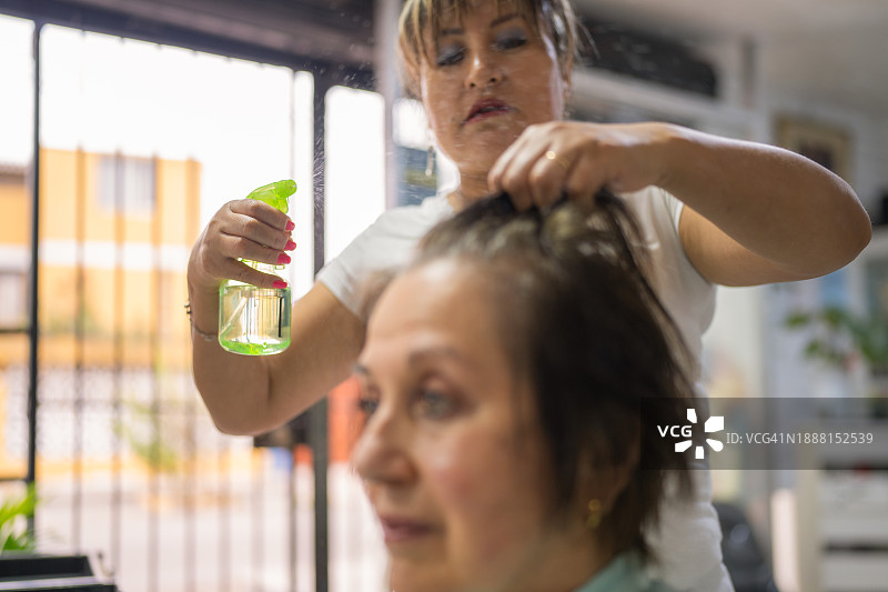 发型师正在做一个特别的发型图片素材