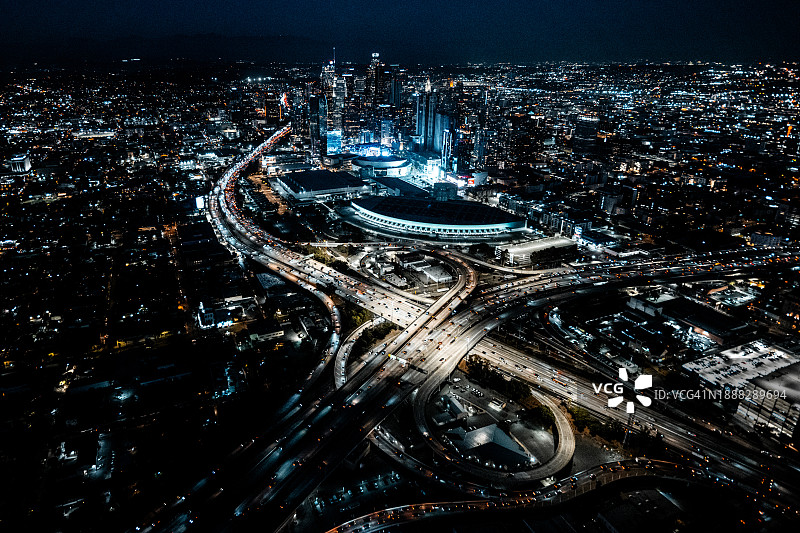 蓝色时刻洛杉矶高速公路立交桥的直升机视角图片素材
