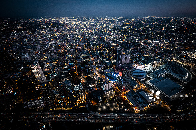 蓝色时刻从直升机上看到的洛杉矶市中心图片素材