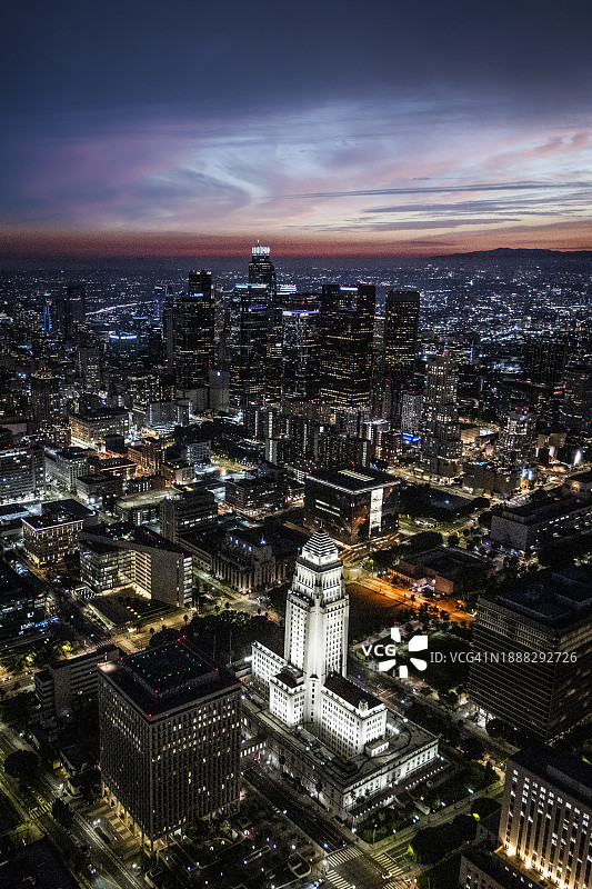 从直升机视角看洛杉矶市政厅图片素材