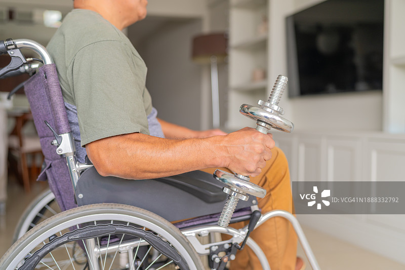 残疾男人举重健身图片素材